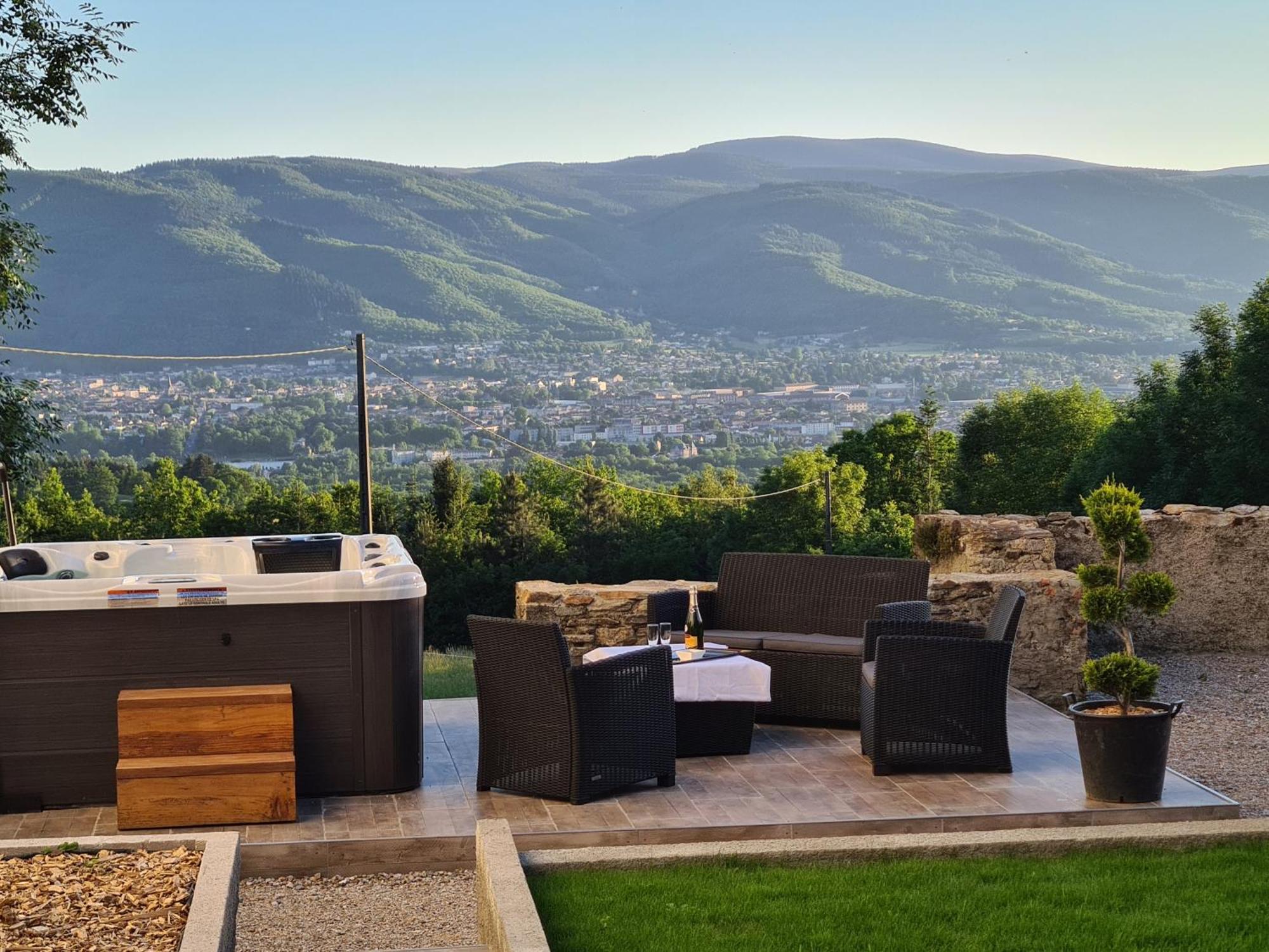 Gite Confortable Avec Spa Prive Et Confort Moderne Pont-de-Larn Exteriér fotografie